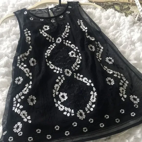 White House Black Market Sheer top. Size XXS - Picture 5 of 6